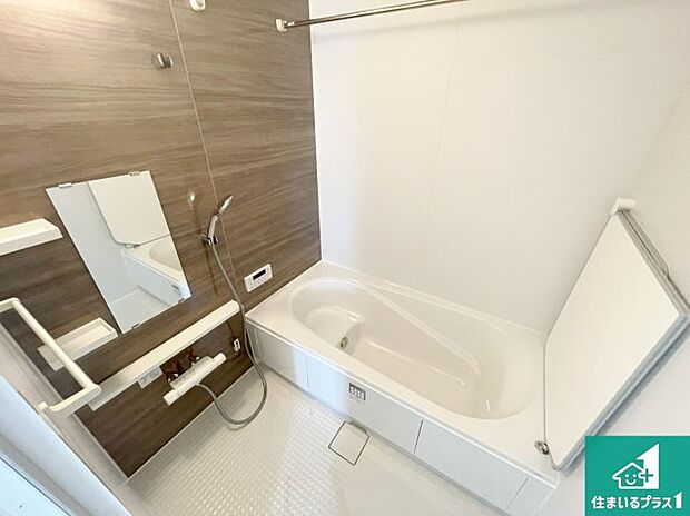 足をゆったり伸ばして寛げる浴槽です。窓が設けられていますので差し込む光が明るく穏やかな雰囲気にしてくれます♪浴室乾燥機も設置しているので、雨の日の洗濯物も安心です♪