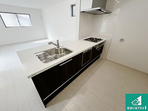 リビングと統一感があり、使い勝手のいいキッチン。広々としているので、二人並んで作業が出来ちゃいます。お子様と一緒に色々なお料理に挑戦できるスペースがあります。 