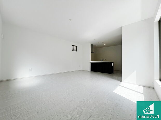 シンプルなリビングは、観葉植物等のインテリアを楽しめますね！パパ好みにも、ママ好みにも家具次第で雰囲気を変えることができます！ 