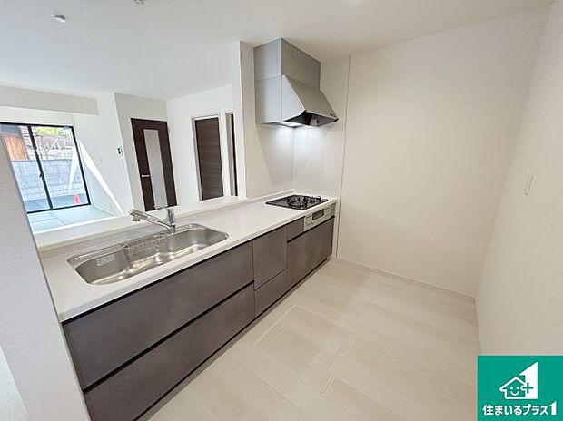 リビングと統一感があり、使い勝手のいいキッチン。広々としているので、二人並んで作業が出来ちゃいます。お子様と一緒に色々なお料理に挑戦できるスペースがあります。