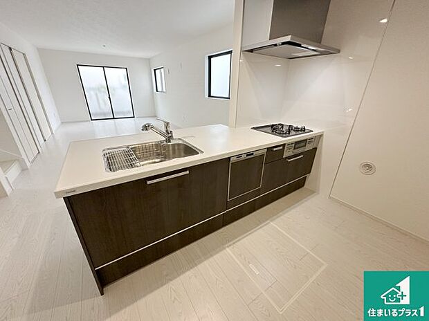 リビングと統一感があり、使い勝手のいいキッチン。広々としているので、二人並んで作業が出来ちゃいます。お子様と一緒に色々なお料理に挑戦できるスペースがあります。