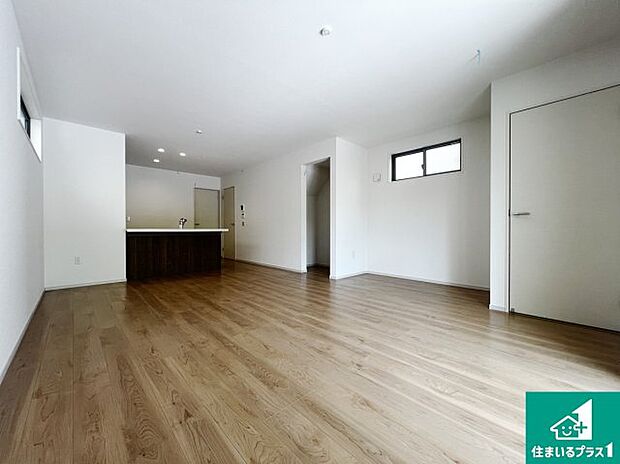 日当たり良好の明るいリビングで朝の目覚めもスッキリできそう！対面キッチンでご家族のコミュニケーションも自然と増える設計！小さなお子様が遊ぶスペースを作っても広々とくつろげるLDK！