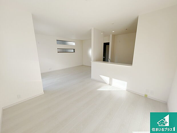 シンプルなリビングは、観葉植物等のインテリアを楽しめますね！パパ好みにも、ママ好みにも家具次第で雰囲気を変えることができます！