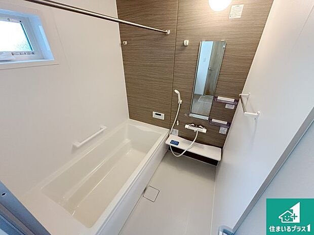 足をゆったり伸ばして寛げる浴槽です。窓が設けられていますので差し込む光が明るく穏やかな雰囲気にしてくれます♪浴室乾燥機も設置しているので、雨の日の洗濯物も安心です♪