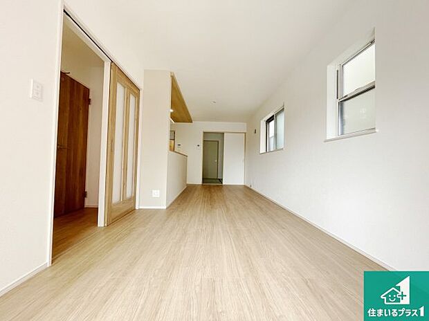 明るいリビングで朝の目覚めもスッキリできそう!対面キッチンでご家族のコミュニケーションも自然と増える設計!小さなお子様が遊ぶスペースを作っても広々とくつろげるLDK!