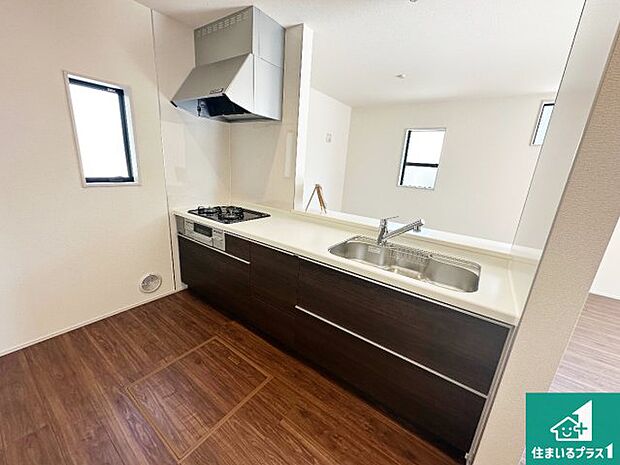 リビングと統一感があり、使い勝手のいいキッチン。広々としているので、二人並んで作業が出来ちゃいます。お子様と一緒に色々なお料理に挑戦できるスペースがあります。