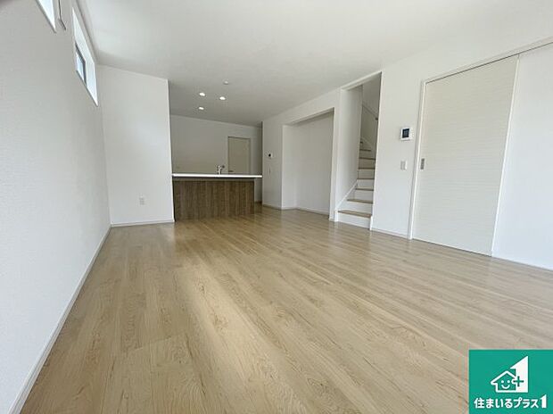 シンプルなリビングは、観葉植物等のインテリアを楽しめますね！パパ好みにも、ママ好みにも家具次第で雰囲気を変えることができます！