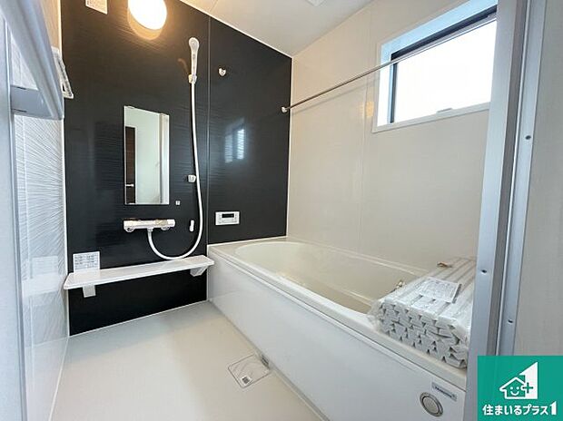 足をゆったり伸ばして寛げる浴槽です。窓が設けられていますので差し込む光が明るく穏やかな雰囲気にしてくれます♪浴室乾燥機も設置しているので、雨の日の洗濯物も安心です♪