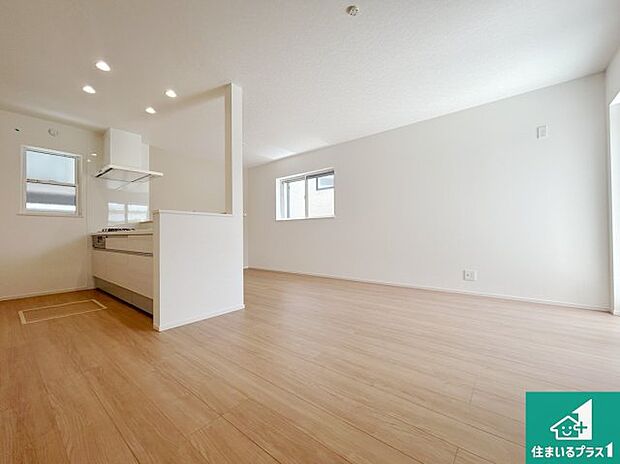 シンプルなリビングは、観葉植物等のインテリアを楽しめますね！パパ好みにも、ママ好みにも家具次第で雰囲気を変えることができます！