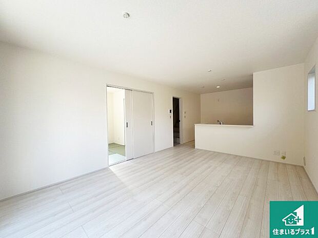 日当たり良好の明るいリビングで朝の目覚めもスッキリできそう!対面キッチンでご家族のコミュニケーションも自然と増える設計!小さなお子様が遊ぶスペースを作っても広々とくつろげるLDK!