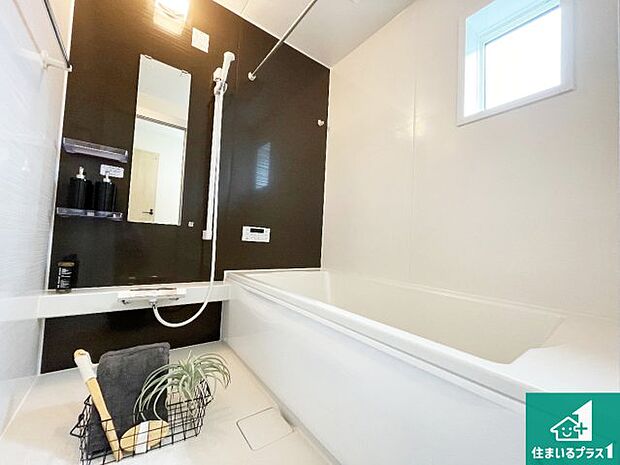 足をゆったり伸ばして寛げる浴槽です。窓が設けられていますので差し込む光が明るく穏やかな雰囲気にしてくれます♪浴室乾燥機も設置しているので、雨の日の洗濯物も安心です♪