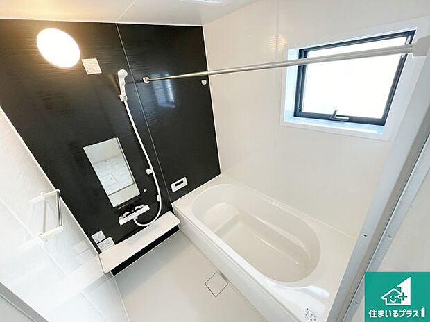 足をゆったり伸ばして寛げる浴槽です。窓が設けられていますので差し込む光が明るく穏やかな雰囲気にしてくれます♪浴室乾燥機も設置しているので、雨の日の洗濯物も安心です♪