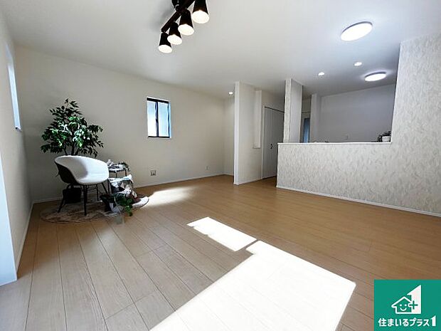 日当たり良好の明るいリビングで朝の目覚めもスッキリできそう!対面キッチンでご家族のコミュニケーションも自然と増える設計!小さなお子様が遊ぶスペースを作っても広々とくつろげるLDK!