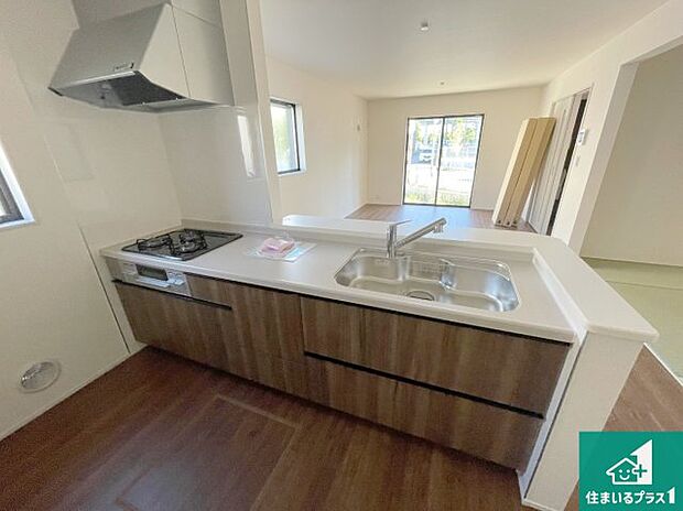 リビングと統一感があり、使い勝手のいいキッチン。広々としているので、二人並んで作業が出来ちゃいます。お子様と一緒に色々なお料理に挑戦できるスペースがあります。