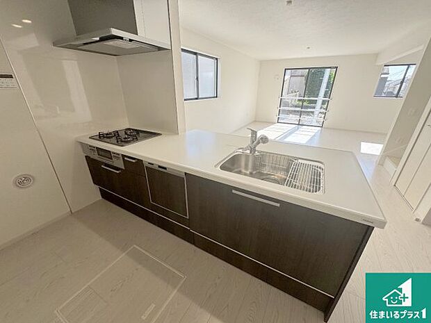 リビングと統一感があり、使い勝手のいいキッチン。広々としているので、二人並んで作業が出来ちゃいます。お子様と一緒に色々なお料理に挑戦できるスペースがあります。