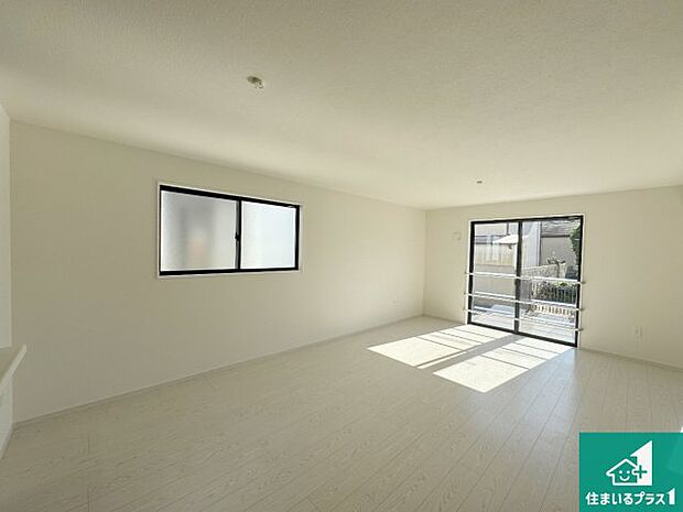 足をゆったり伸ばして寛げる浴槽です。窓が設けられていますので差し込む光が明るく穏やかな雰囲気にしてくれます♪浴室乾燥機も設置しているので、雨の日の洗濯物も安心です♪