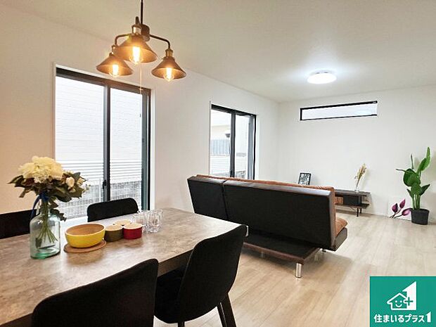 日当たり良好の明るいリビングで朝の目覚めもスッキリできそう！対面キッチンでご家族のコミュニケーションも自然と増える設計！小さなお子様が遊ぶスペースを作っても広々とくつろげるLDK！