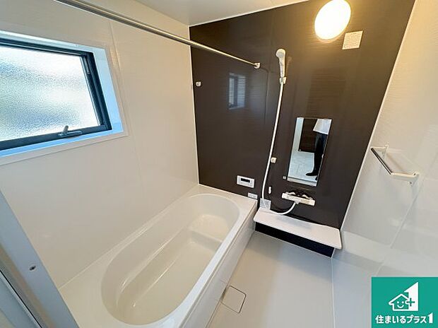 足をゆったり伸ばして寛げる浴槽です。窓が設けられていますので差し込む光が明るく穏やかな雰囲気にしてくれます♪浴室乾燥機も設置しているので、雨の日の洗濯物も安心です♪