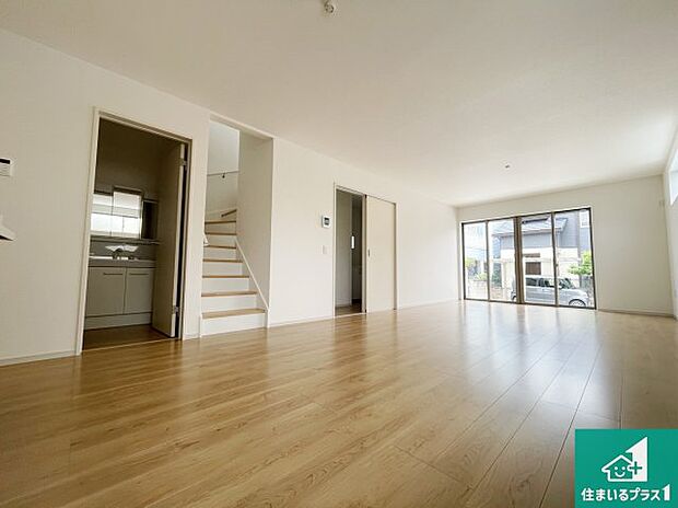 シンプルなリビングは、観葉植物等のインテリアを楽しめますね！パパ好みにも、ママ好みにも家具次第で雰囲気を変えることができます！