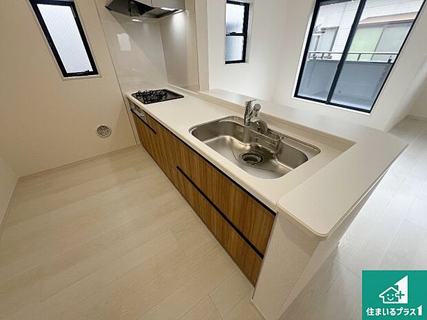 リビングと統一感があり、使い勝手のいいキッチン。広々としているので、二人並んで作業が出来ちゃいます。お子様と一緒に色々なお料理に挑戦できるスペースがあります。