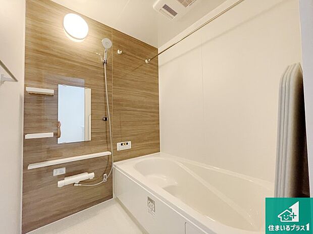 足をゆったり伸ばして寛げる浴槽です。窓が設けられていますので差し込む光が明るく穏やかな雰囲気にしてくれます♪浴室乾燥機も設置しているので、雨の日の洗濯物も安心です♪