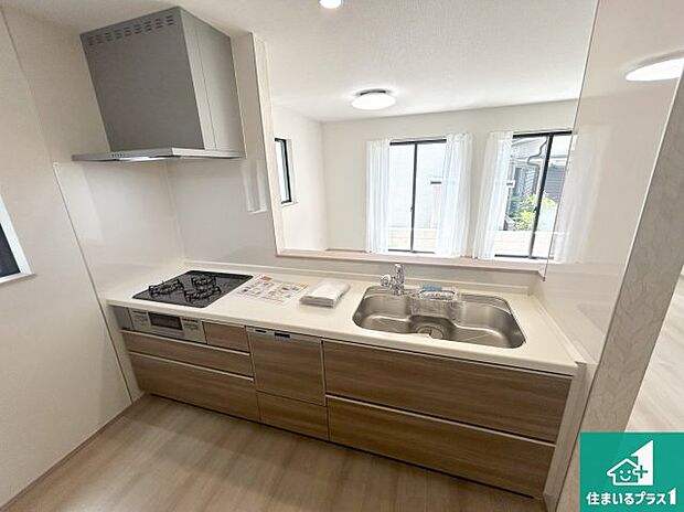 リビングと統一感があり、使い勝手のいいキッチン。広々としているので、二人並んで作業が出来ちゃいます。お子様と一緒に色々なお料理に挑戦できるスペースがあります。