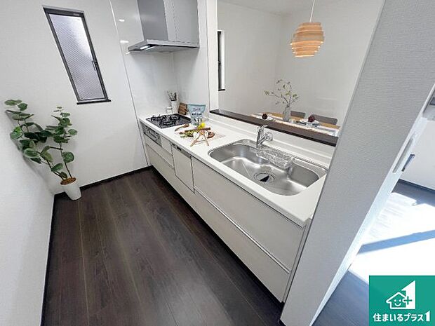 リビングと統一感があり、使い勝手のいいキッチン。広々としているので、二人並んで作業が出来ちゃいます。お子様と一緒に色々なお料理に挑戦できるスペースがあります。