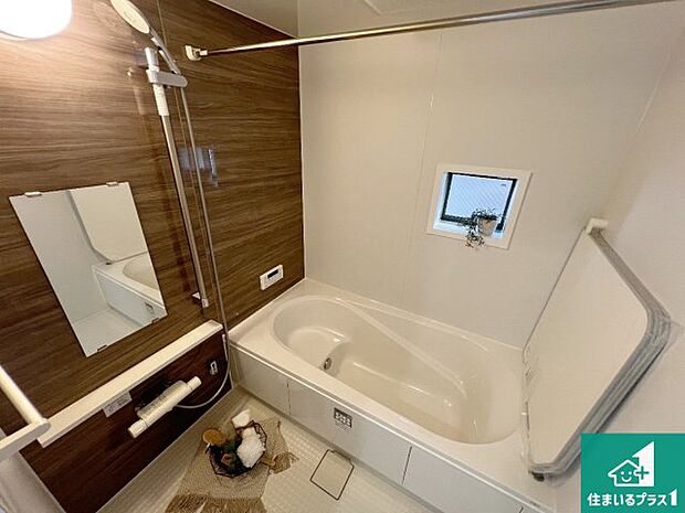 足をゆったり伸ばして寛げる浴槽です。窓が設けられていますので差し込む光が明るく穏やかな雰囲気にしてくれます♪浴室乾燥機も設置しているので、雨の日の洗濯物も安心です♪