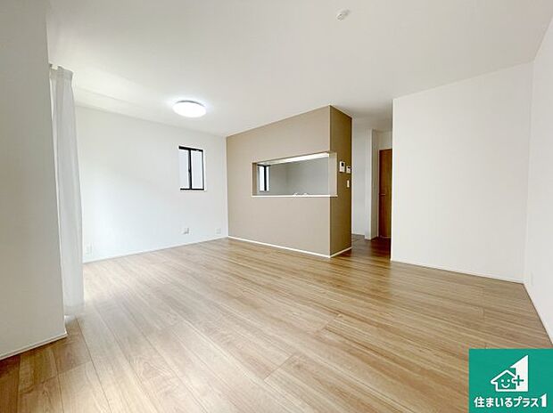 シンプルなリビングは、観葉植物等のインテリアを楽しめますね！パパ好みにも、ママ好みにも家具次第で雰囲気を変えることができます！