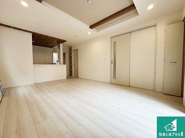 シンプルなリビングは、観葉植物等のインテリアを楽しめますね！パパ好みにも、ママ好みにも家具次第で雰囲気を変えることができます！