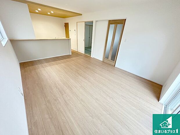 日当たり良好の明るいリビングで朝の目覚めもスッキリできそう！対面キッチンでご家族のコミュニケーションも自然と増える設計！小さなお子様が遊ぶスペースを作っても広々とくつろげるLDK！