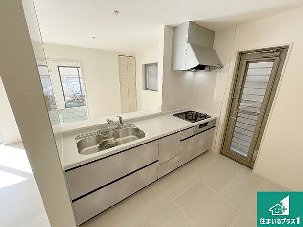 リビングと統一感があり、使い勝手のいいキッチン。広々としているので、二人並んで作業が出来ちゃいます。お子様と一緒に色々なお料理に挑戦できるスペースがあります。