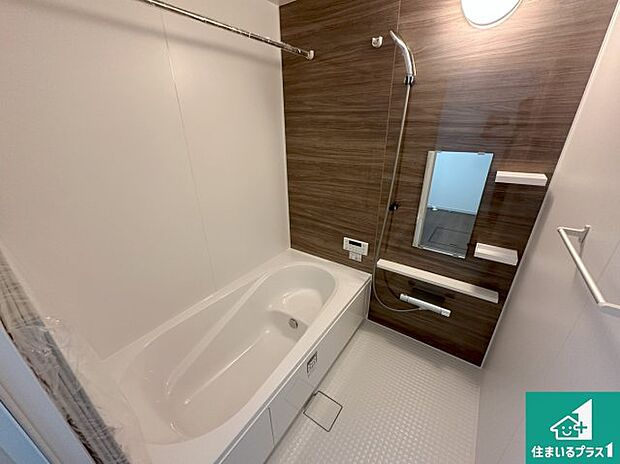 足をゆったり伸ばして寛げる浴槽です。窓が設けられていますので差し込む光が明るく穏やかな雰囲気にしてくれます♪浴室乾燥機も設置しているので、雨の日の洗濯物も安心です♪