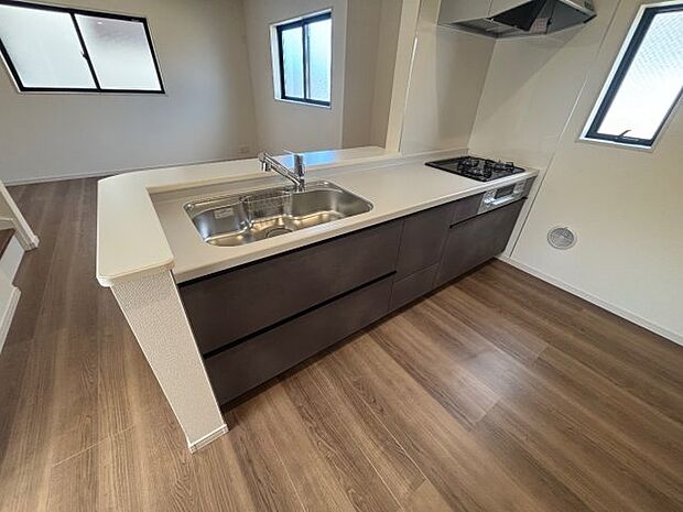 リビングと統一感があり、使い勝手のいいキッチン。広々としているので、二人並んで作業が出来ちゃいます。お子様と一緒に色々なお料理に挑戦できるスペースがあります。