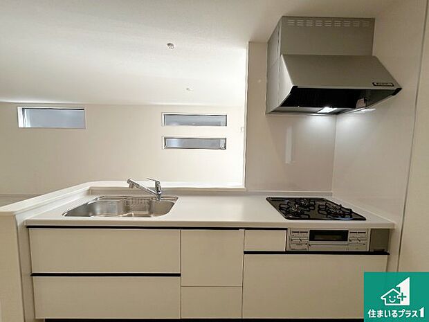 リビングと統一感があり、使い勝手のいいキッチン。広々としているので、二人並んで作業が出来ちゃいます。お子様と一緒に色々なお料理に挑戦できるスペースがあります。 