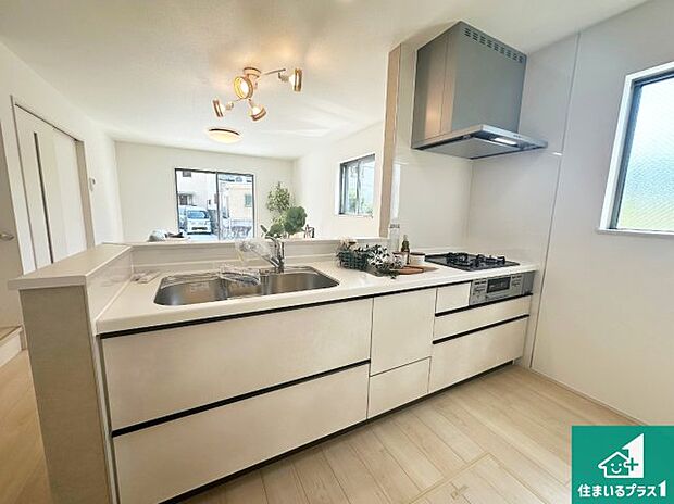 明るいリビングで朝の目覚めもスッキリできそう！対面キッチンでご家族のコミュニケーションも自然と増える設計！小さなお子様が遊ぶスペースを作っても広々とくつろげるLDK！