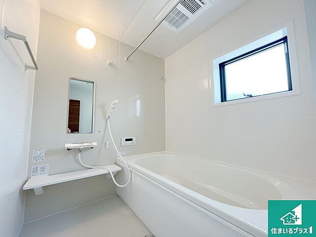 足をゆったり伸ばして寛げる浴槽です。窓が設けられていますので差し込む光が明るく穏やかな雰囲気にしてくれます♪浴室乾燥機も設置しているので、雨の日の洗濯物も安心です♪