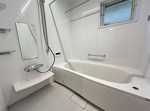 足をゆったり伸ばして寛げる浴槽です。窓が設けられていますので差し込む光が明るく穏やかな雰囲気にしてくれます♪浴室乾燥機も設置しているので、雨の日の洗濯物も安心です♪