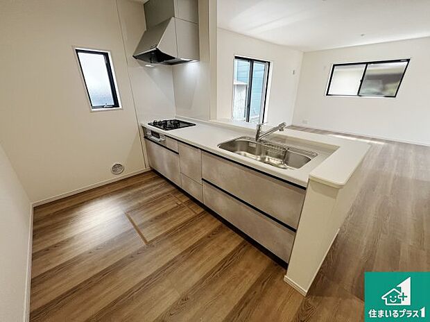 リビングと統一感があり、使い勝手のいいキッチン。広々としているので、二人並んで作業が出来ちゃいます。お子様と一緒に色々なお料理に挑戦できるスペースがあります。