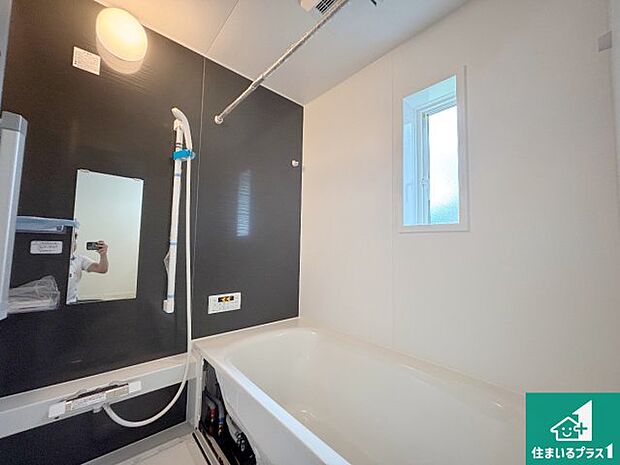 足をゆったり伸ばして寛げる浴槽です。窓が設けられていますので差し込む光が明るく穏やかな雰囲気にしてくれます♪浴室乾燥機も設置しているので、雨の日の洗濯物も安心です♪