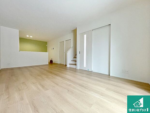 日当たり良好の明るいリビングで朝の目覚めもスッキリできそう！対面キッチンでご家族のコミュニケーションも自然と増える設計！小さなお子様が遊ぶスペースを作っても広々とくつろげるLDK！