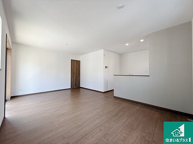 日当たり良好の明るいリビングで朝の目覚めもスッキリできそう！対面キッチンでご家族のコミュニケーションも自然と増える設計！小さなお子様が遊ぶスペースを作っても広々とくつろげるLDK！