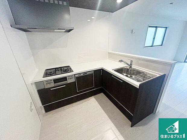 リビングと統一感があり、使い勝手のいいキッチン。広々としているので、二人並んで作業が出来ちゃいます。お子様と一緒に色々なお料理に挑戦できるスペースがあります。