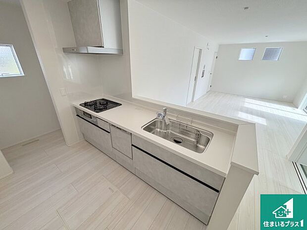 リビングと統一感があり、使い勝手のいいキッチン。広々としているので、二人並んで作業が出来ちゃいます。お子様と一緒に色々なお料理に挑戦できるスペースがあります。