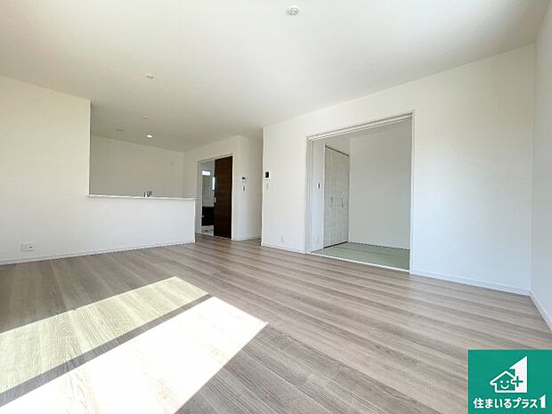 シンプルなリビングは、観葉植物等のインテリアを楽しめますね!パパ好みにも、ママ好みにも家具次第で雰囲気を変えることができます!