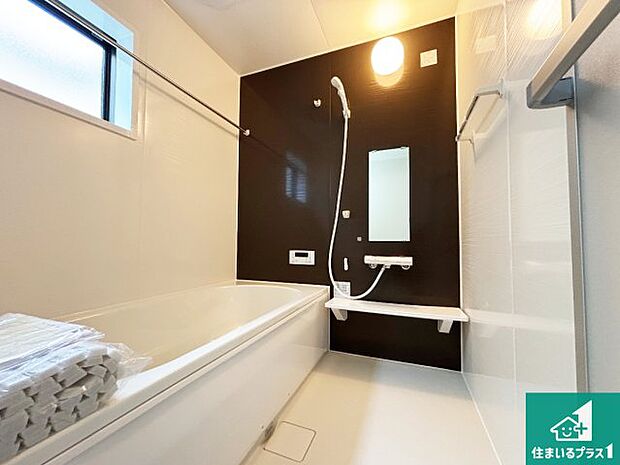 足をゆったり伸ばして寛げる浴槽です。窓が設けられていますので差し込む光が明るく穏やかな雰囲気にしてくれます♪浴室乾燥機も設置しているので、雨の日の洗濯物も安心です♪