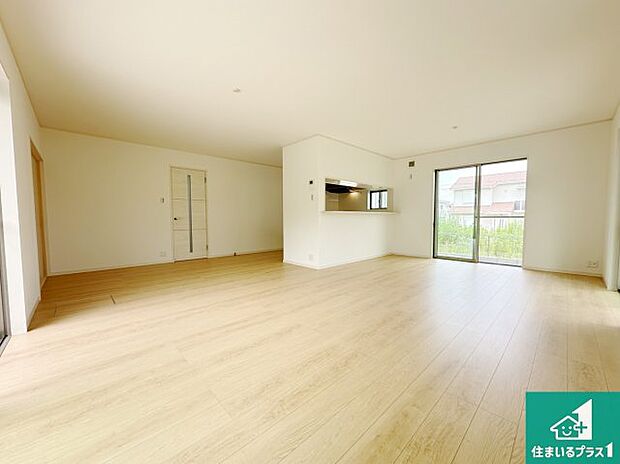 シンプルなリビングは、観葉植物等のインテリアを楽しめますね！パパ好みにも、ママ好みにも家具次第で雰囲気を変えることができます！