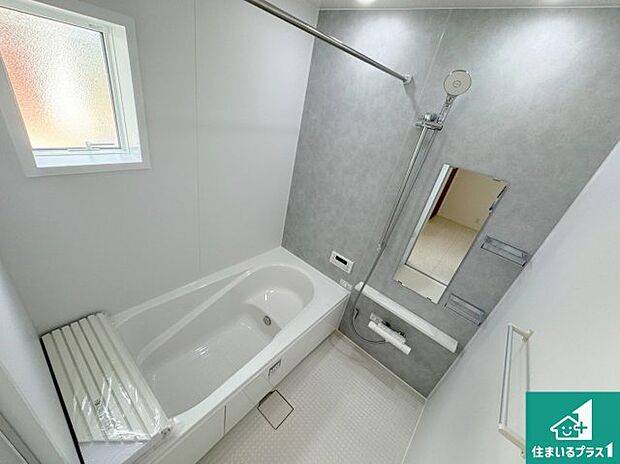 足をゆったり伸ばして寛げる浴槽です。窓が設けられていますので差し込む光が明るく穏やかな雰囲気にしてくれます♪浴室乾燥機も設置しているので、雨の日の洗濯物も安心です♪