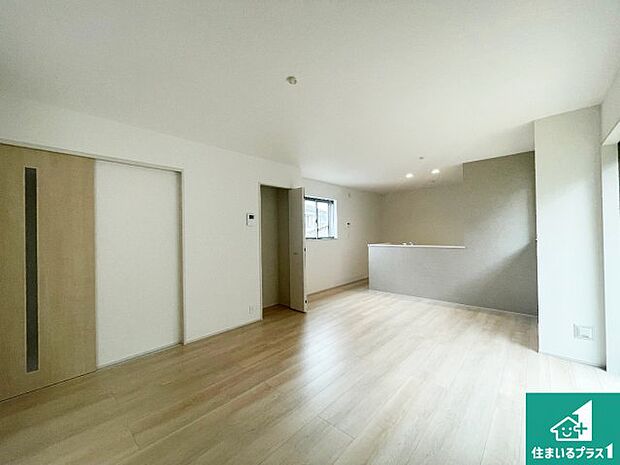 日当たり良好の明るいリビングで朝の目覚めもスッキリできそう!対面キッチンでご家族のコミュニケーションも自然と増える設計!小さなお子様が遊ぶスペースを作っても広々とくつろげるLDK!