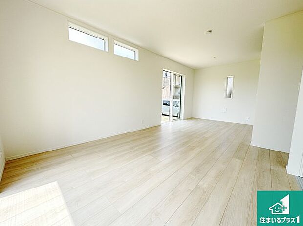 明るいリビングで朝の目覚めもスッキリできそう!対面キッチンでご家族のコミュニケーションも自然と増える設計!小さなお子様が遊ぶスペースを作っても広々とくつろげるLDK!